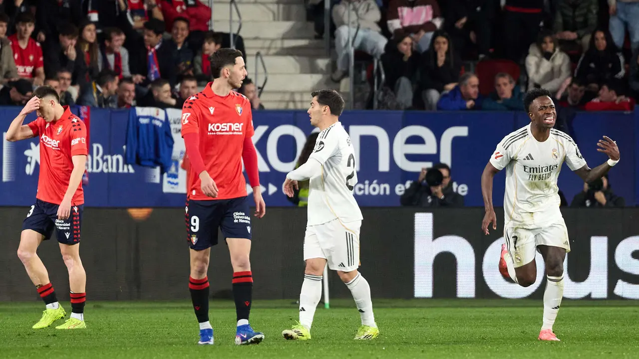 Los jugadores del Real Madrid CF celebran el gol de Vin&iacute;cius J&uacute;nior (1-1) durante el partido de La Liga EA Sports entre CA Osasuna y Real Madrid CF disputado en el estadio de El Sadar en Pamplona. I&Ntilde;IGO ALZUGARAY