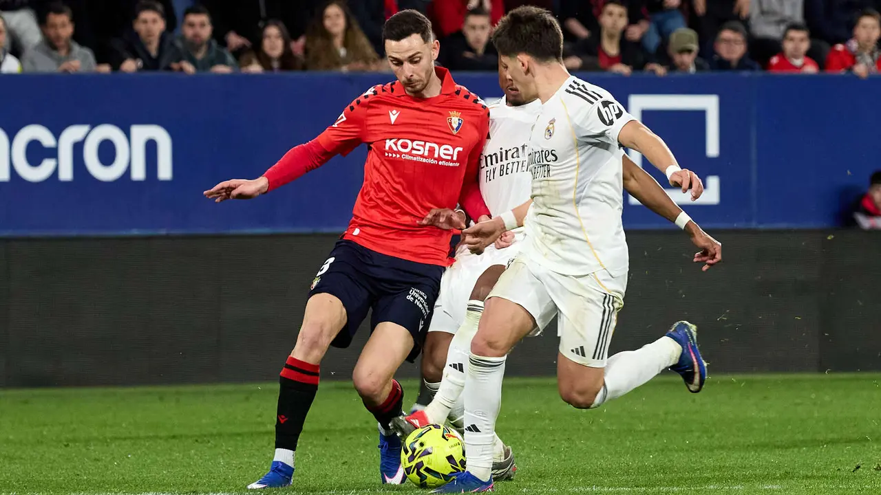 Ra&uacute;l Garc&iacute;a (9. CA Osasuna), David Alaba (4. Real Madrid CF) y Arda G&uuml;ler (15. Real Madrid CF) durante el partido de La Liga EA Sports entre CA Osasuna y Real Madrid CF disputado en el estadio de El Sadar en Pamplona. I&Ntilde;IGO ALZUGARAY