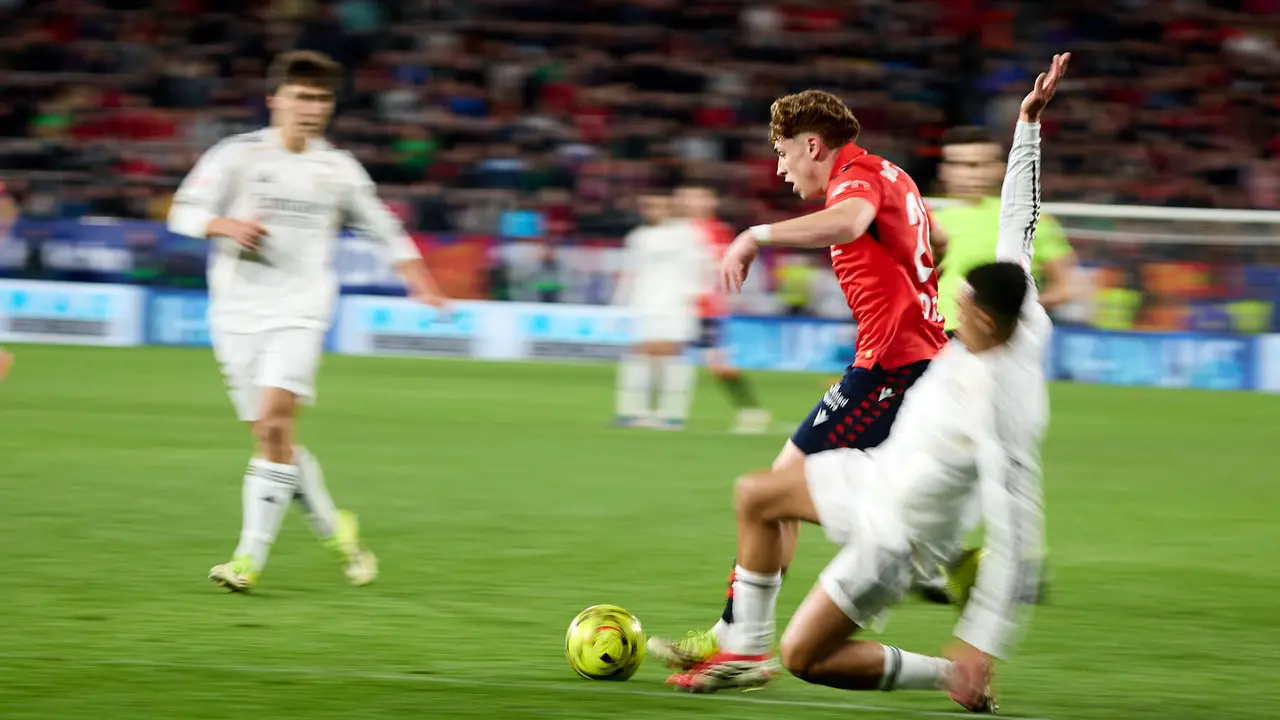 V&iacute;ctor Mu&ntilde;oz (21. CA Osasuna) durante el partido de La Liga EA Sports entre CA Osasuna y Real Madrid CF disputado en el estadio de El Sadar en Pamplona. I&Ntilde;IGO ALZUGARAY