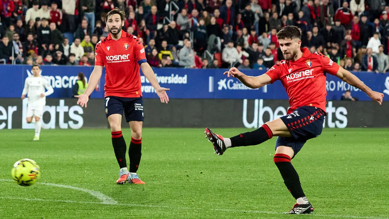 Jon Moncayola (7. CA Osasuna) y Iker Mu&ntilde;oz (8. CA Osasuna) durante el partido de La Liga EA Sports entre CA Osasuna y Real Madrid CF disputado en el estadio de El Sadar en Pamplona. I&Ntilde;IGO ALZUGARAY