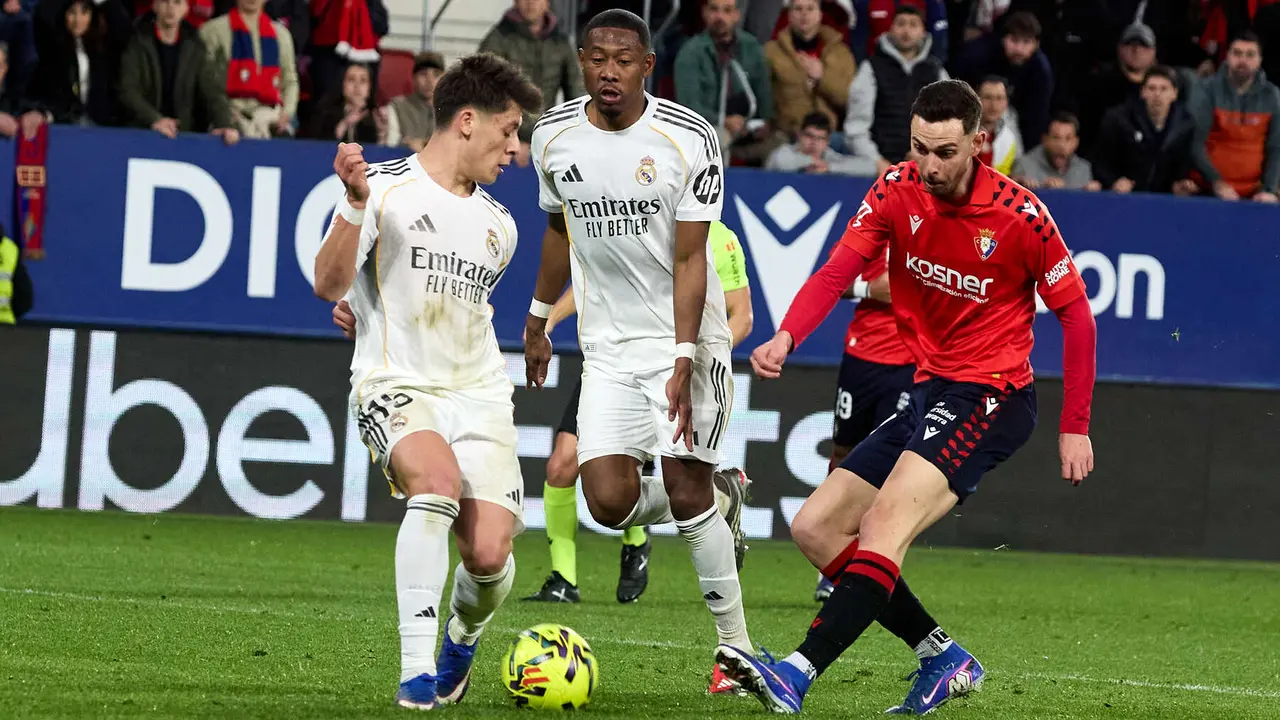 Arda G&uuml;ler (15. Real Madrid CF), David Alaba (4. Real Madrid CF) y Ra&uacute;l Garc&iacute;a (9. CA Osasuna) durante el partido de La Liga EA Sports entre CA Osasuna y Real Madrid CF disputado en el estadio de El Sadar en Pamplona. I&Ntilde;IGO ALZUGARAY