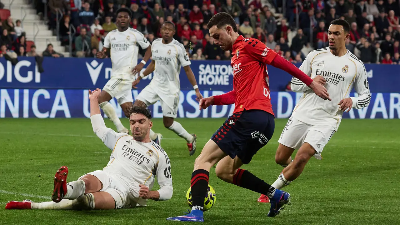 Ra&uacute;l Garc&iacute;a (9. CA Osasuna) durante el partido de La Liga EA Sports entre CA Osasuna y Real Madrid CF disputado en el estadio de El Sadar en Pamplona. I&Ntilde;IGO ALZUGARAY