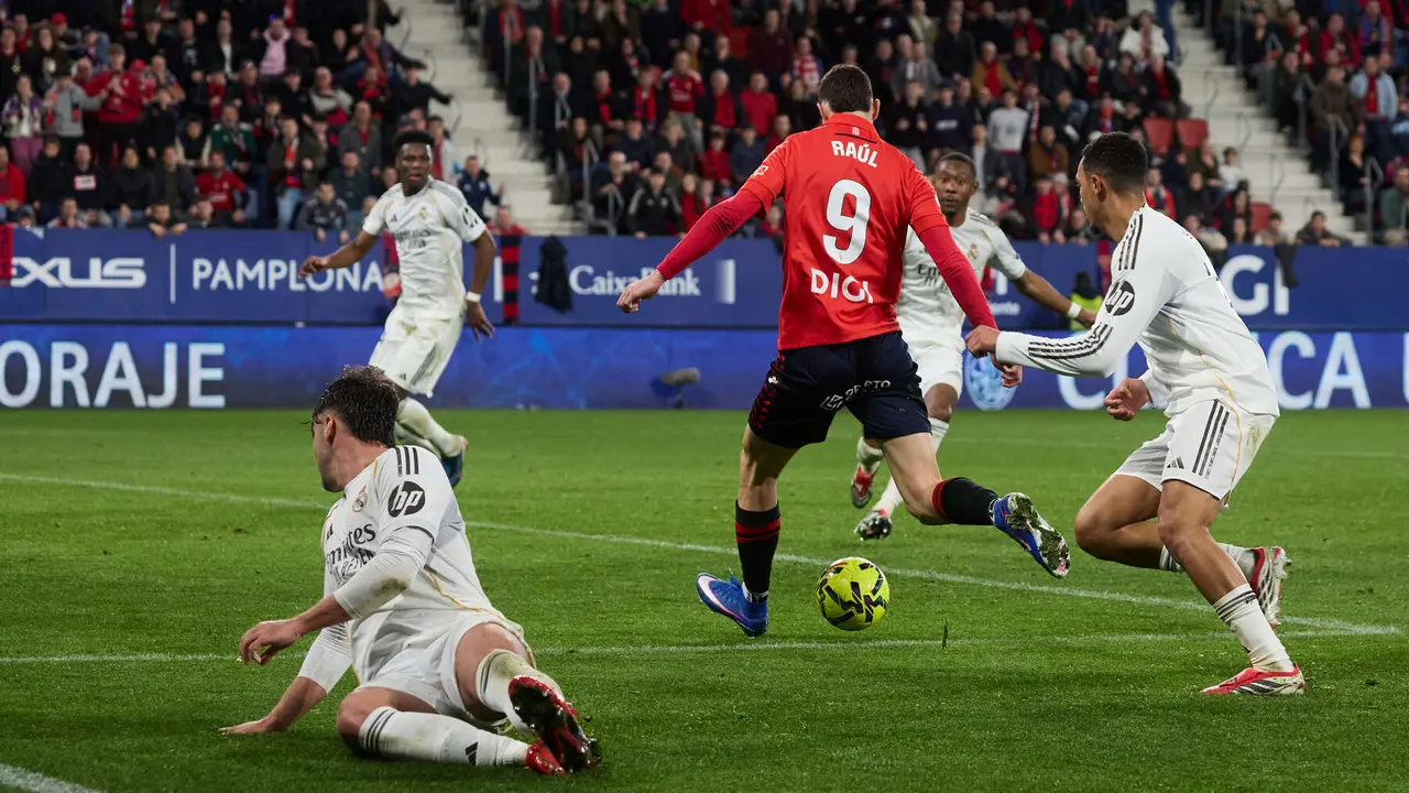 Ra&uacute;l Garc&iacute;a (9. CA Osasuna) durante el partido de La Liga EA Sports entre CA Osasuna y Real Madrid CF disputado en el estadio de El Sadar en Pamplona. I&Ntilde;IGO ALZUGARAY