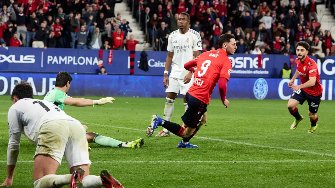 Los jugadores de Osasuna celebran el gol de Ra&uacute;l Garc&iacute;a (2-1) durante el partido de La Liga EA Sports entre CA Osasuna y Real Madrid CF disputado en el estadio de El Sadar en Pamplona. I&Ntilde;IGO ALZUGARAY