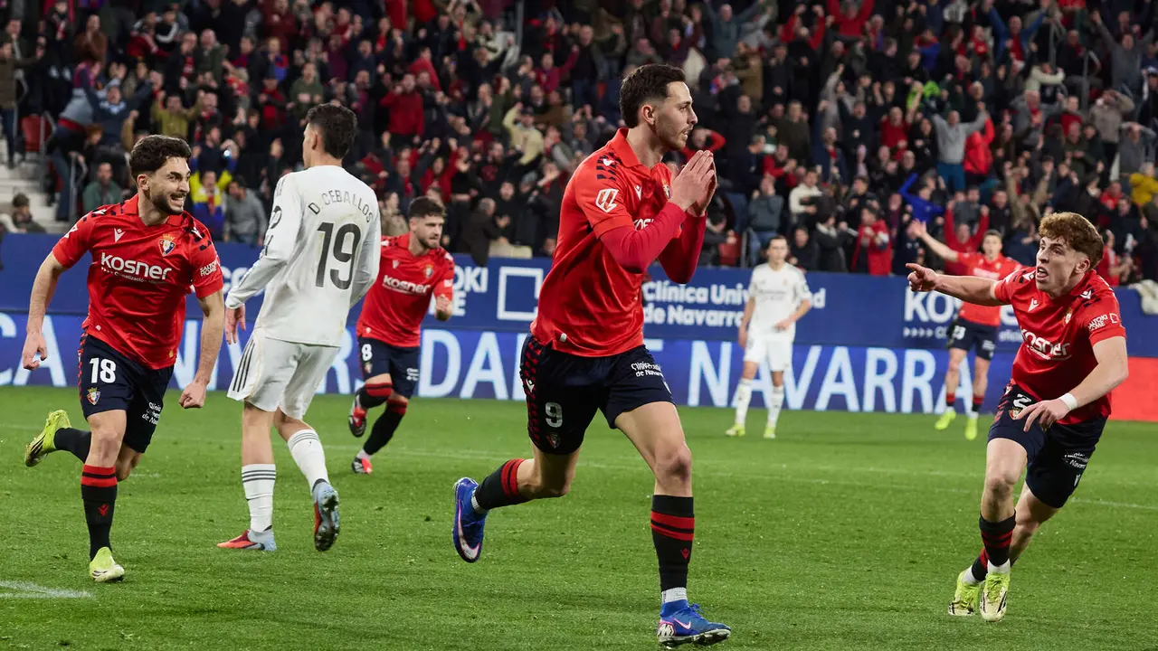 Los jugadores de Osasuna celebran el gol de Ra&uacute;l Garc&iacute;a (2-1) durante el partido de La Liga EA Sports entre CA Osasuna y Real Madrid CF disputado en el estadio de El Sadar en Pamplona. I&Ntilde;IGO ALZUGARAY
