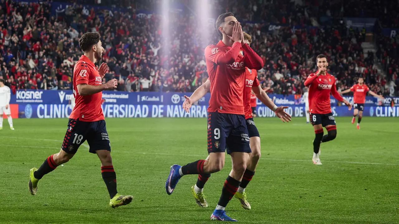 Los jugadores de Osasuna celebran el gol de Ra&uacute;l Garc&iacute;a (2-1) durante el partido de La Liga EA Sports entre CA Osasuna y Real Madrid CF disputado en el estadio de El Sadar en Pamplona. I&Ntilde;IGO ALZUGARAY