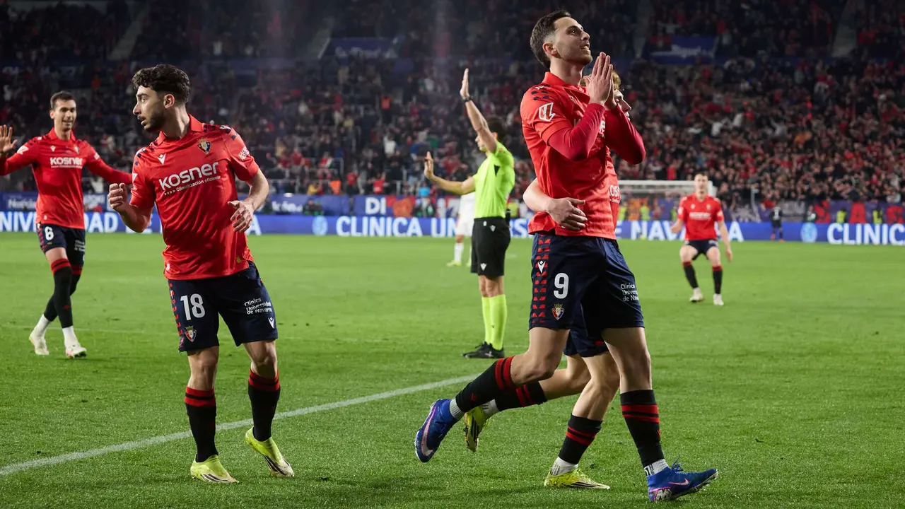 Los jugadores de Osasuna celebran el gol de Ra&uacute;l Garc&iacute;a (2-1) durante el partido de La Liga EA Sports entre CA Osasuna y Real Madrid CF disputado en el estadio de El Sadar en Pamplona. I&Ntilde;IGO ALZUGARAY