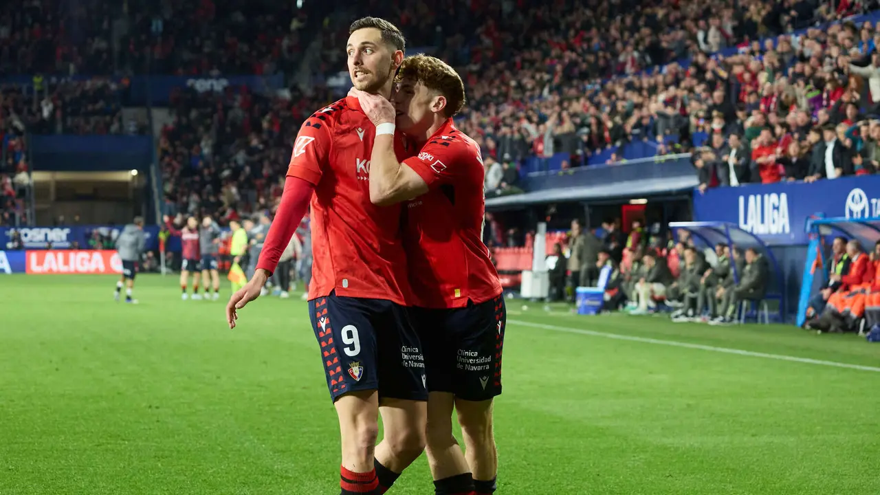 Los jugadores de Osasuna celebran el gol de Ra&uacute;l Garc&iacute;a (2-1) durante el partido de La Liga EA Sports entre CA Osasuna y Real Madrid CF disputado en el estadio de El Sadar en Pamplona. I&Ntilde;IGO ALZUGARAY