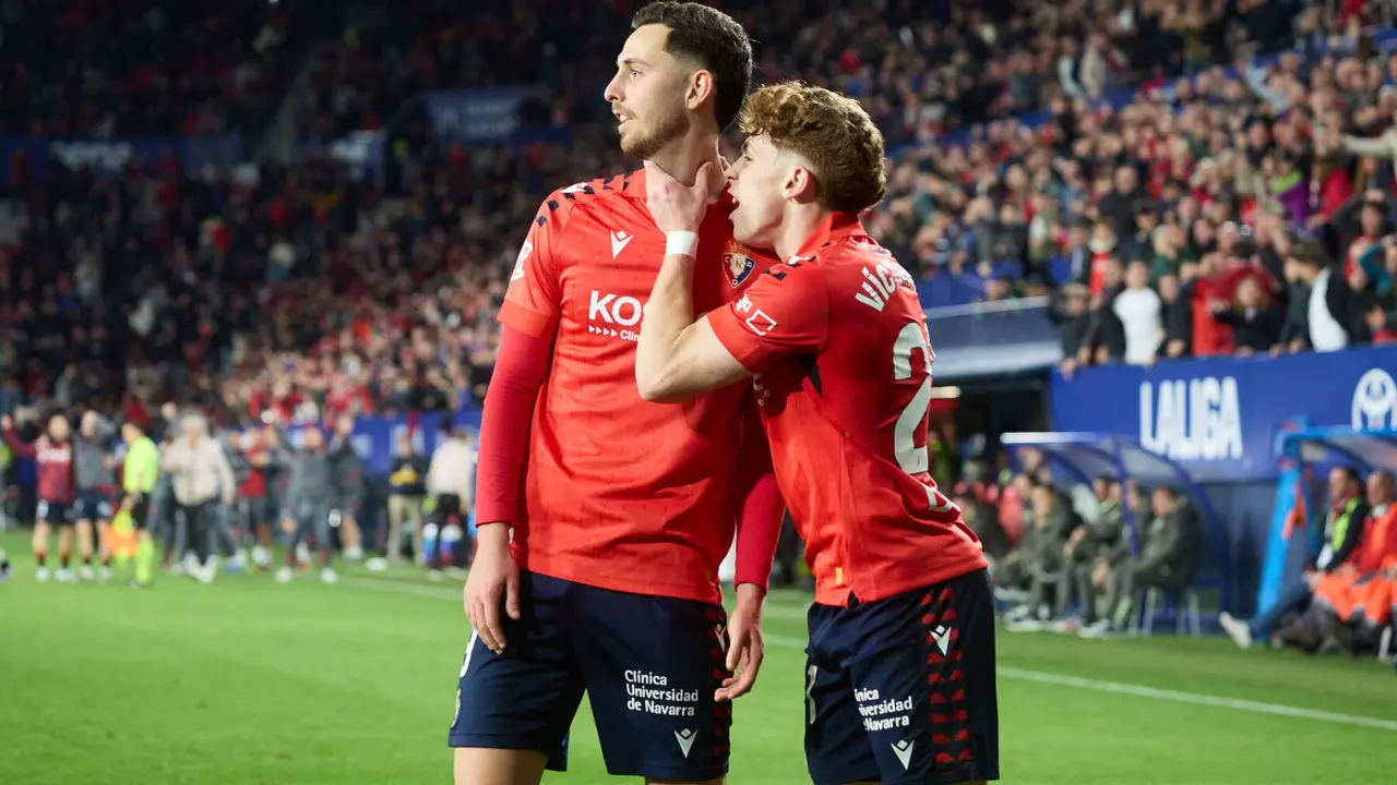 Los jugadores de Osasuna celebran el gol de Ra&uacute;l Garc&iacute;a (2-1) durante el partido de La Liga EA Sports entre CA Osasuna y Real Madrid CF disputado en el estadio de El Sadar en Pamplona. I&Ntilde;IGO ALZUGARAY