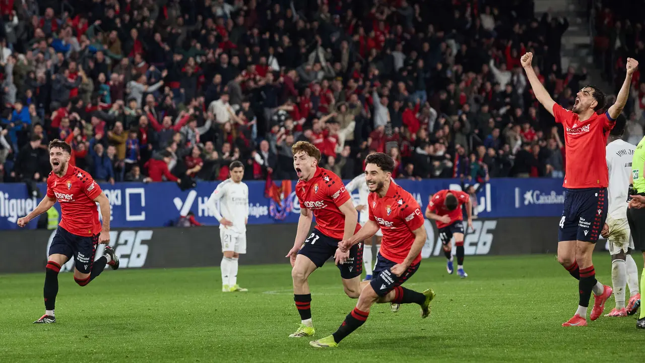 Los jugadores de Osasuna celebran el gol de Ra&uacute;l Garc&iacute;a (2-1) durante el partido de La Liga EA Sports entre CA Osasuna y Real Madrid CF disputado en el estadio de El Sadar en Pamplona. I&Ntilde;IGO ALZUGARAY