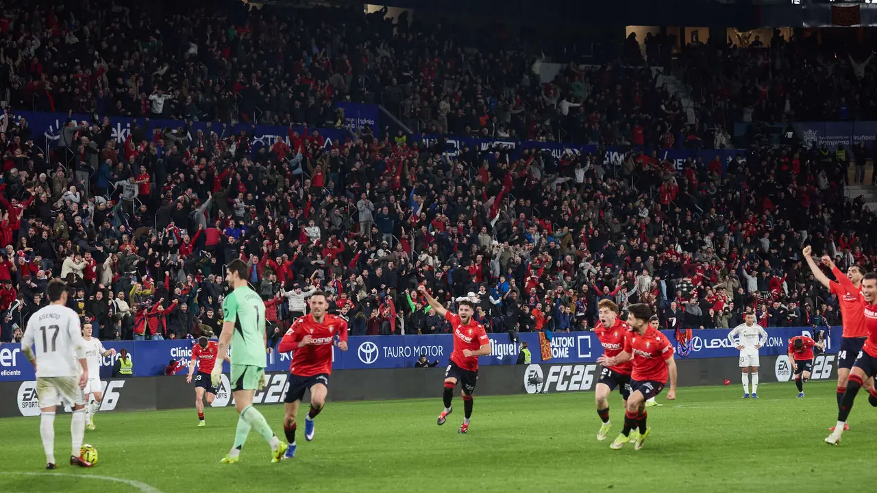 Los jugadores de Osasuna celebran el gol de Ra&uacute;l Garc&iacute;a (2-1) durante el partido de La Liga EA Sports entre CA Osasuna y Real Madrid CF disputado en el estadio de El Sadar en Pamplona. I&Ntilde;IGO ALZUGARAY
