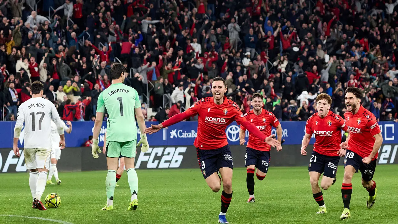 Los jugadores de Osasuna celebran el gol de Ra&uacute;l Garc&iacute;a (2-1) durante el partido de La Liga EA Sports entre CA Osasuna y Real Madrid CF disputado en el estadio de El Sadar en Pamplona. I&Ntilde;IGO ALZUGARAY