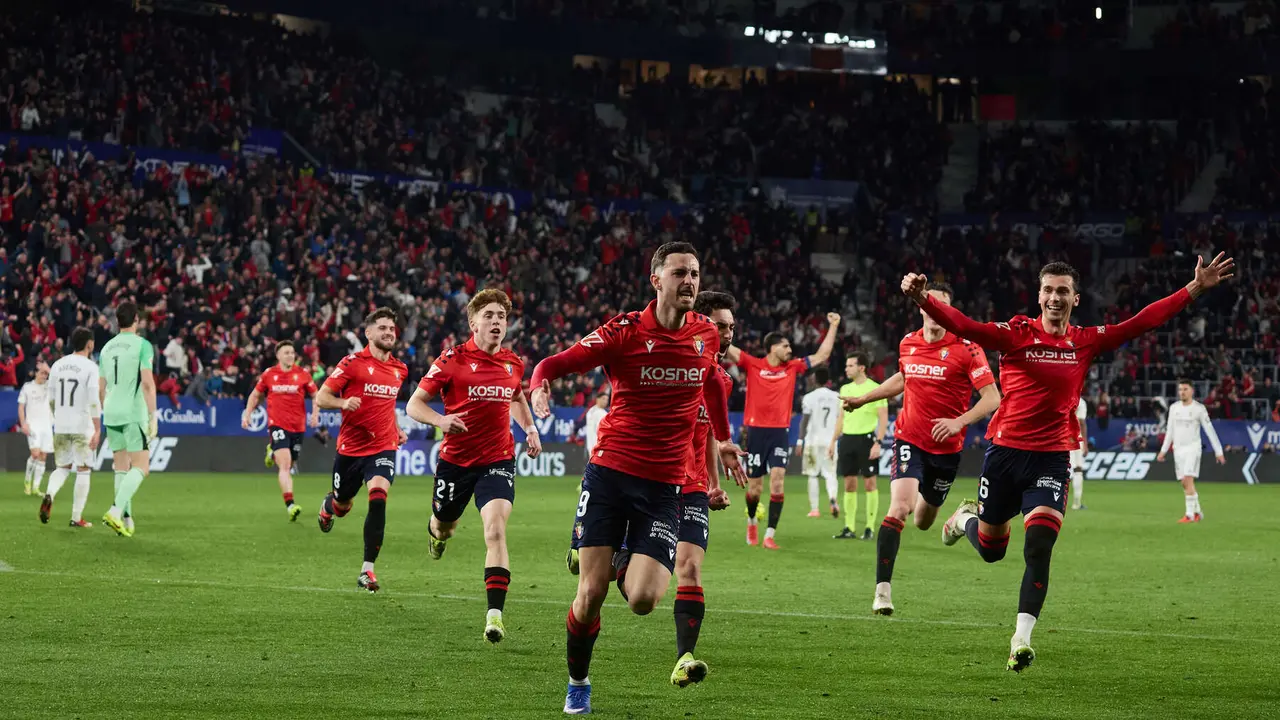 Los jugadores de Osasuna celebran el gol de Ra&uacute;l Garc&iacute;a (2-1) durante el partido de La Liga EA Sports entre CA Osasuna y Real Madrid CF disputado en el estadio de El Sadar en Pamplona. I&Ntilde;IGO ALZUGARAY