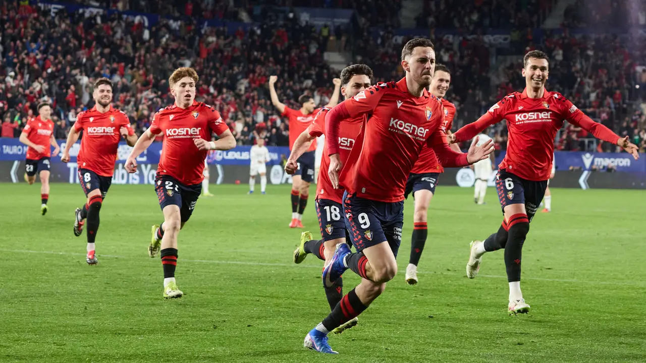 Los jugadores de Osasuna celebran el gol de Ra&uacute;l Garc&iacute;a (2-1) durante el partido de La Liga EA Sports entre CA Osasuna y Real Madrid CF disputado en el estadio de El Sadar en Pamplona. I&Ntilde;IGO ALZUGARAY