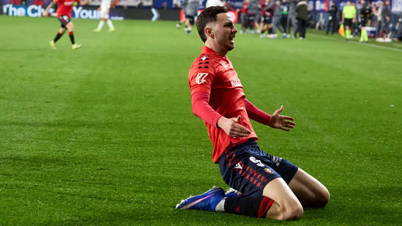 Los jugadores de Osasuna celebran el gol de Ra&uacute;l Garc&iacute;a (2-1) durante el partido de La Liga EA Sports entre CA Osasuna y Real Madrid CF disputado en el estadio de El Sadar en Pamplona. I&Ntilde;IGO ALZUGARAY