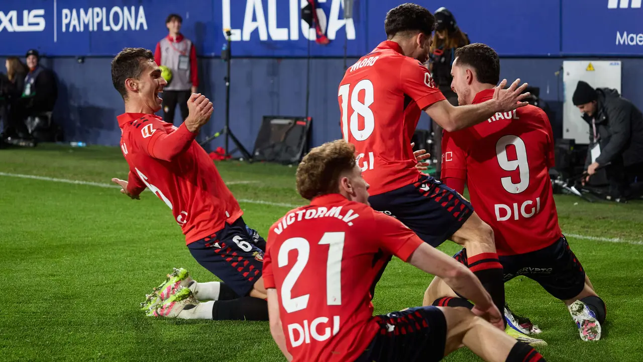 Los jugadores de Osasuna celebran el gol de Ra&uacute;l Garc&iacute;a (2-1) durante el partido de La Liga EA Sports entre CA Osasuna y Real Madrid CF disputado en el estadio de El Sadar en Pamplona. I&Ntilde;IGO ALZUGARAY