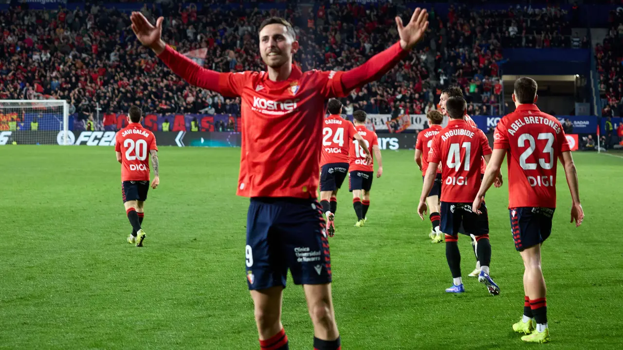 Los jugadores de Osasuna celebran el gol de Ra&uacute;l Garc&iacute;a (2-1) durante el partido de La Liga EA Sports entre CA Osasuna y Real Madrid CF disputado en el estadio de El Sadar en Pamplona. I&Ntilde;IGO ALZUGARAY