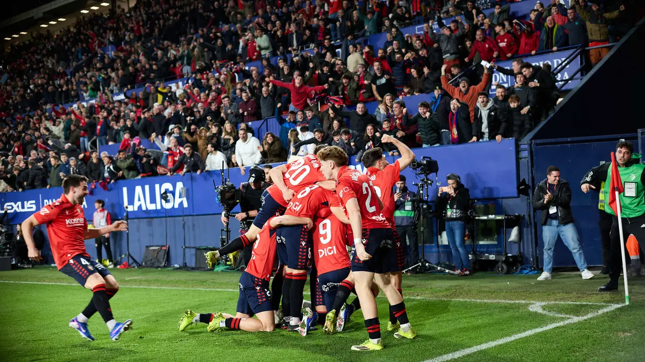 Los jugadores de Osasuna celebran el gol de Ra&uacute;l Garc&iacute;a (2-1) durante el partido de La Liga EA Sports entre CA Osasuna y Real Madrid CF disputado en el estadio de El Sadar en Pamplona. I&Ntilde;IGO ALZUGARAY