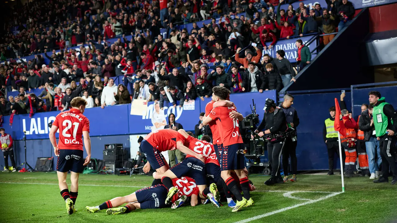 Los jugadores de Osasuna celebran el gol de Ra&uacute;l Garc&iacute;a (2-1) durante el partido de La Liga EA Sports entre CA Osasuna y Real Madrid CF disputado en el estadio de El Sadar en Pamplona. I&Ntilde;IGO ALZUGARAY