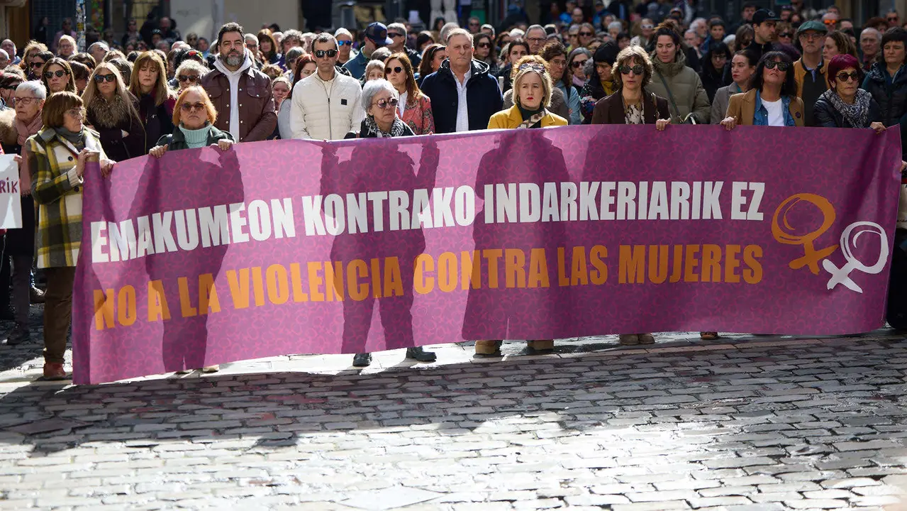 Concentraci&oacute;n en repulsa al asesinato machista de Tatiana Rodr&iacute;guez del pasado viernes en Sarriguren. I&Ntilde;IGO ALZUGARAY