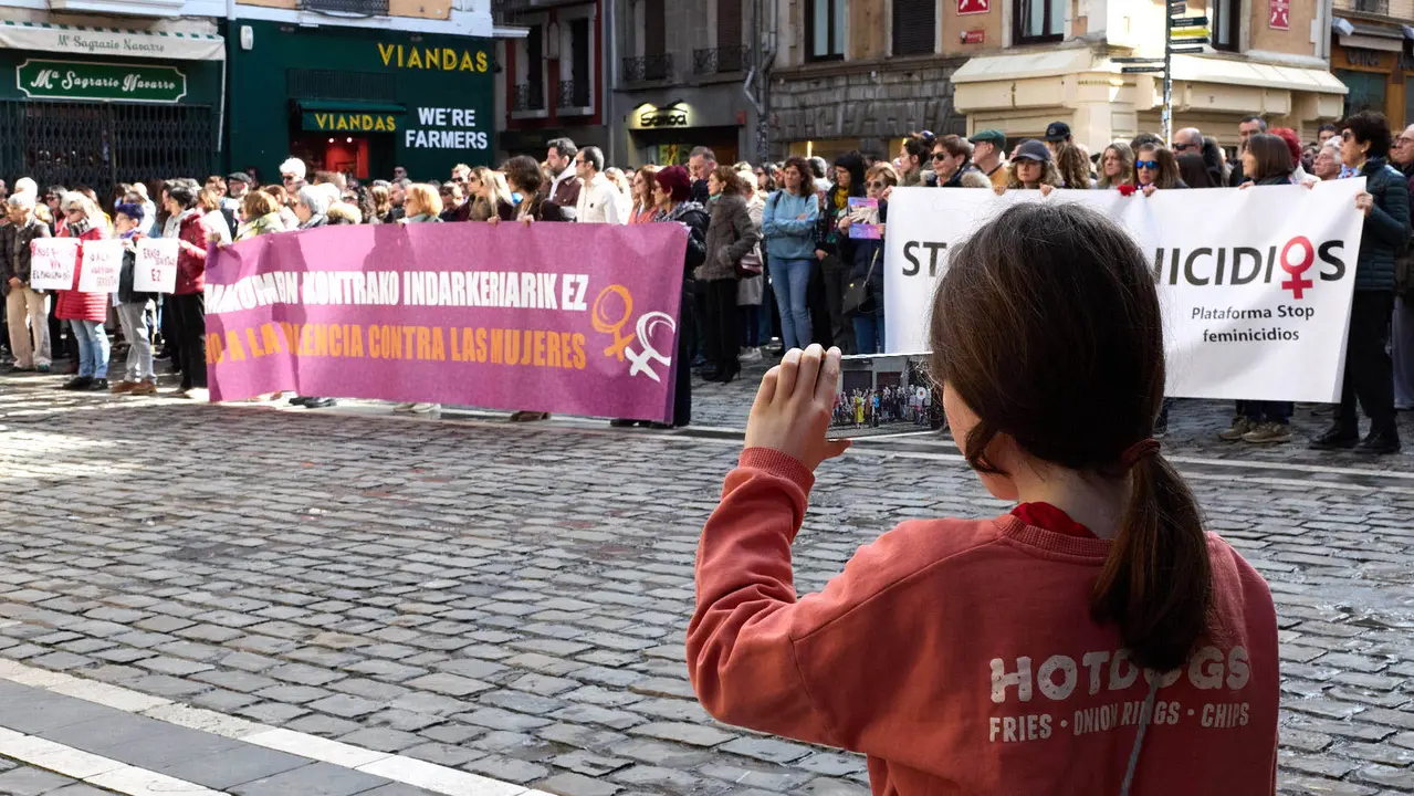 Concentraci&oacute;n en repulsa al asesinato machista de Tatiana Rodr&iacute;guez del pasado viernes en Sarriguren. I&Ntilde;IGO ALZUGARAY