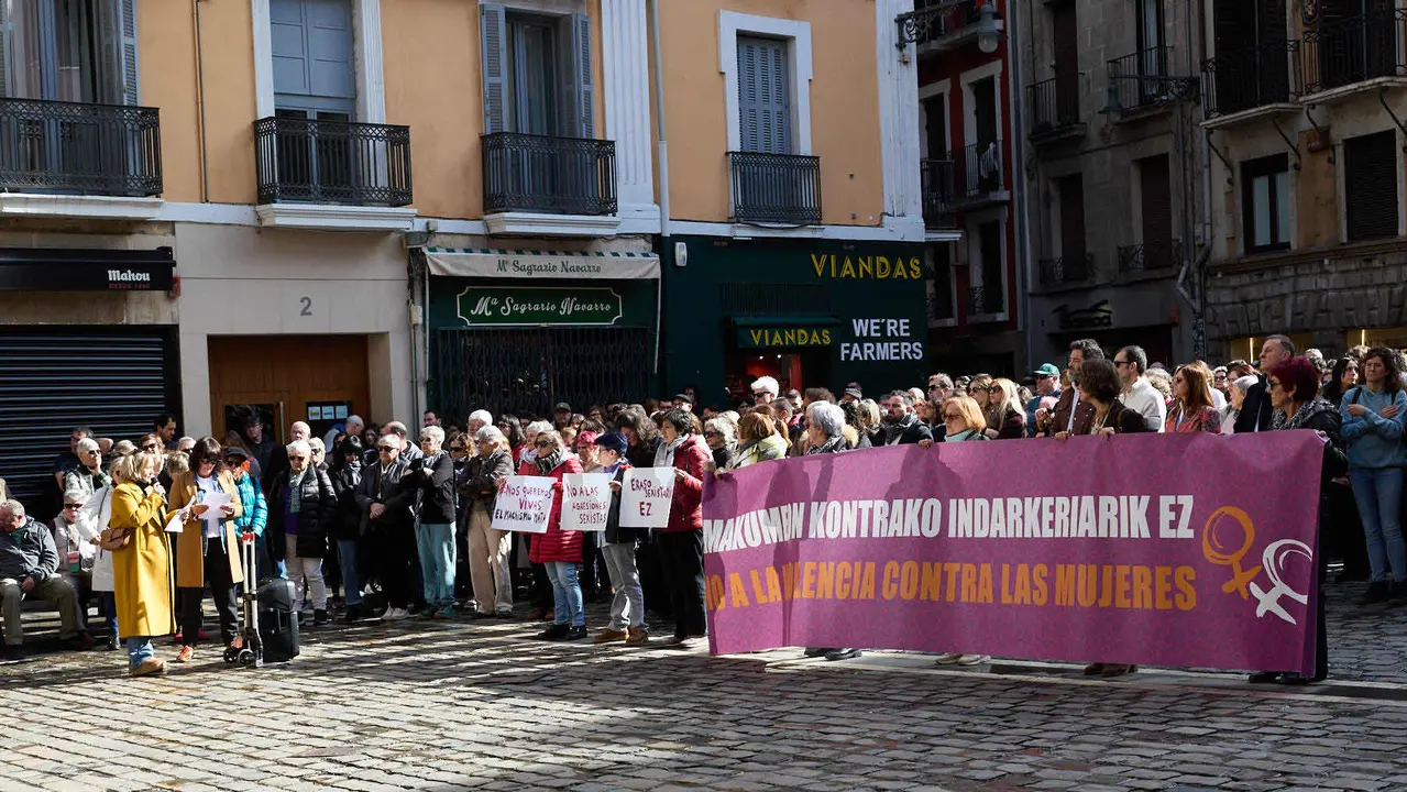 Concentraci&oacute;n en repulsa al asesinato machista de Tatiana Rodr&iacute;guez del pasado viernes en Sarriguren. I&Ntilde;IGO ALZUGARAY