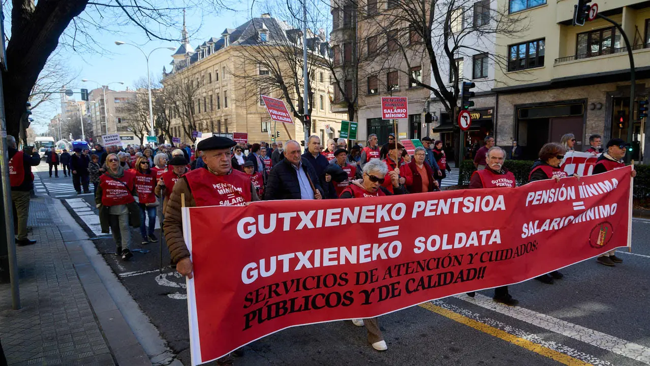 Manifestaci&oacute;n del Movimiento Pensionista para exigir la revalorizaci&oacute;n autom&aacute;tica conforme al IPC y rechazar la utilizaci&oacute;n partidista de las pensiones por parte de los grupos pol&iacute;ticos. I&Ntilde;IGO ALZUGARAY