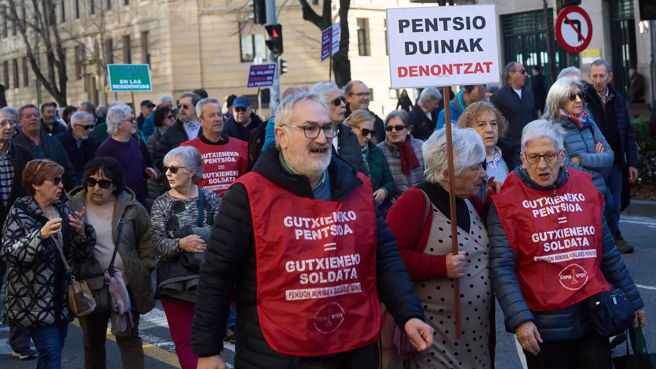 Manifestaci&oacute;n del Movimiento Pensionista para exigir la revalorizaci&oacute;n autom&aacute;tica conforme al IPC y rechazar la utilizaci&oacute;n partidista de las pensiones por parte de los grupos pol&iacute;ticos. I&Ntilde;IGO ALZUGARAY
