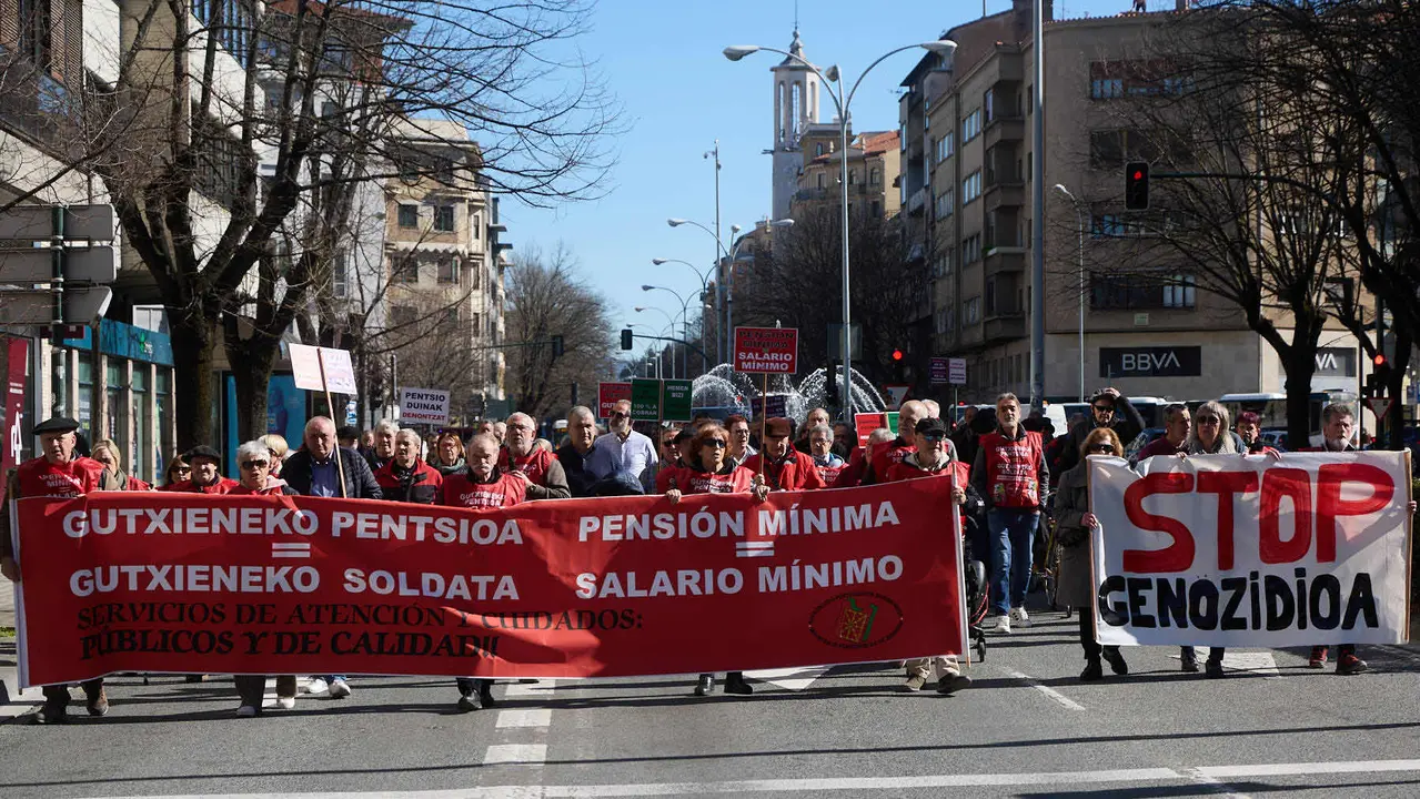 Manifestaci&oacute;n del Movimiento Pensionista para exigir la revalorizaci&oacute;n autom&aacute;tica conforme al IPC y rechazar la utilizaci&oacute;n partidista de las pensiones por parte de los grupos pol&iacute;ticos. I&Ntilde;IGO ALZUGARAY