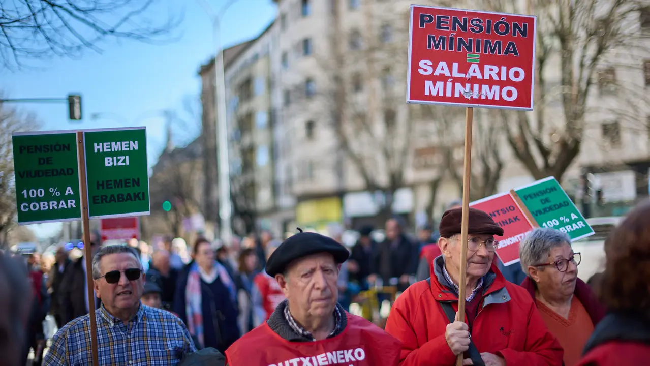 Manifestaci&oacute;n del Movimiento Pensionista para exigir la revalorizaci&oacute;n autom&aacute;tica conforme al IPC y rechazar la utilizaci&oacute;n partidista de las pensiones por parte de los grupos pol&iacute;ticos. I&Ntilde;IGO ALZUGARAY