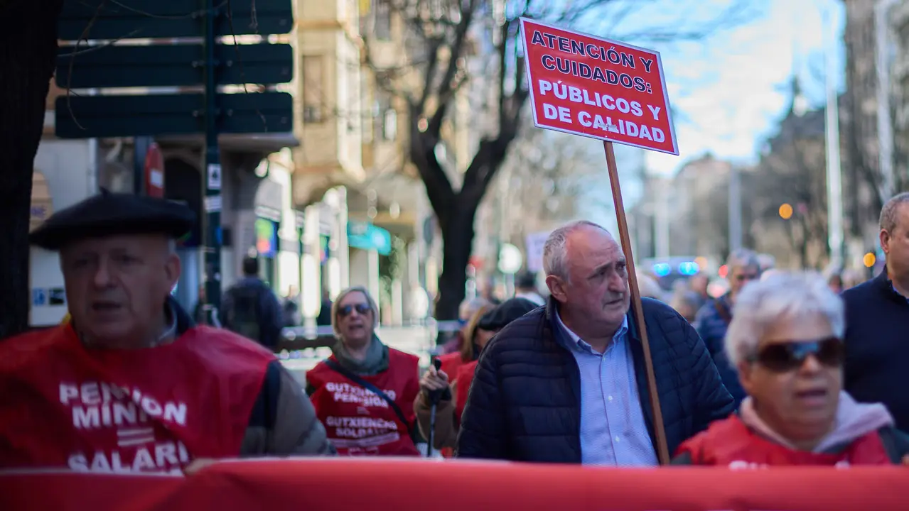 Manifestaci&oacute;n del Movimiento Pensionista para exigir la revalorizaci&oacute;n autom&aacute;tica conforme al IPC y rechazar la utilizaci&oacute;n partidista de las pensiones por parte de los grupos pol&iacute;ticos. I&Ntilde;IGO ALZUGARAY