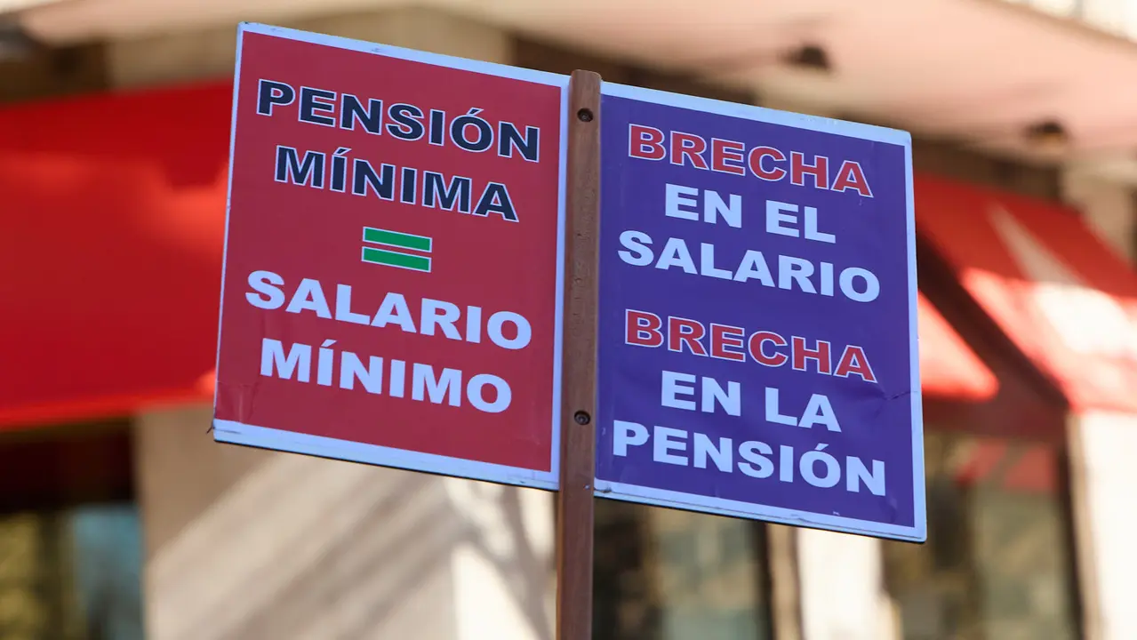 Manifestaci&oacute;n del Movimiento Pensionista para exigir la revalorizaci&oacute;n autom&aacute;tica conforme al IPC y rechazar la utilizaci&oacute;n partidista de las pensiones por parte de los grupos pol&iacute;ticos. I&Ntilde;IGO ALZUGARAY