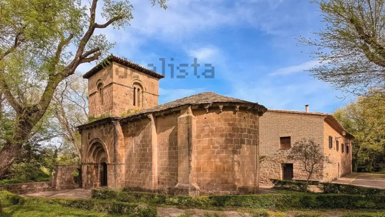 La iglesia rom&aacute;nica que se vende en Sang&uuml;esa. IDEALISTA