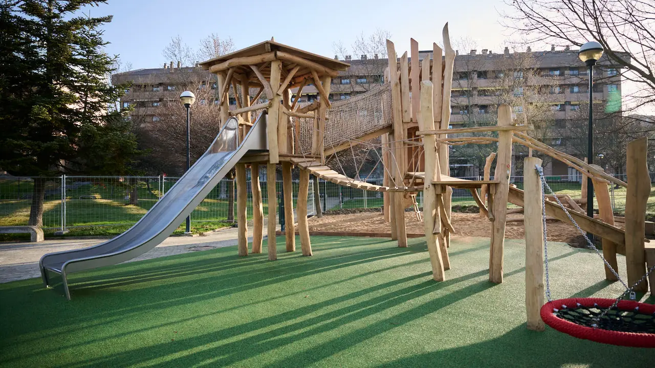 La Gerencia y la Comisi&oacute;n de Urbanismo del Ayuntamiento de Pamplona visitan la nueva zona de juegos infantiles que se ha instalado en el parque Tom&aacute;s Caballero. PABLO LASAOSA