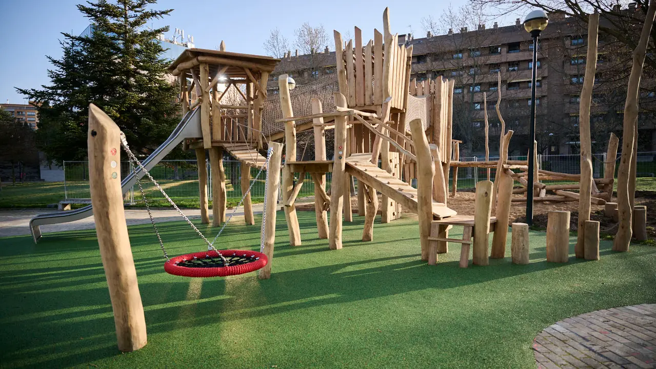 La Gerencia y la Comisi&oacute;n de Urbanismo del Ayuntamiento de Pamplona visitan la nueva zona de juegos infantiles que se ha instalado en el parque Tom&aacute;s Caballero. PABLO LASAOSA