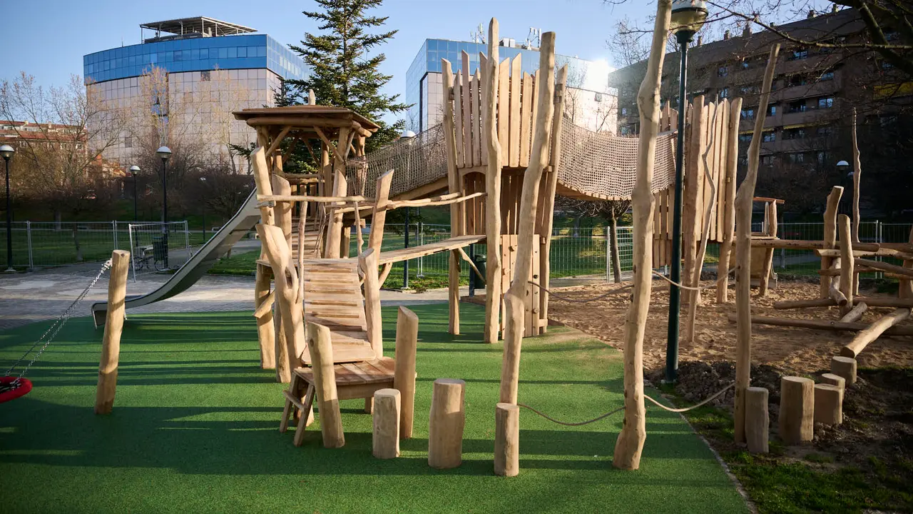La Gerencia y la Comisi&oacute;n de Urbanismo del Ayuntamiento de Pamplona visitan la nueva zona de juegos infantiles que se ha instalado en el parque Tom&aacute;s Caballero. PABLO LASAOSA