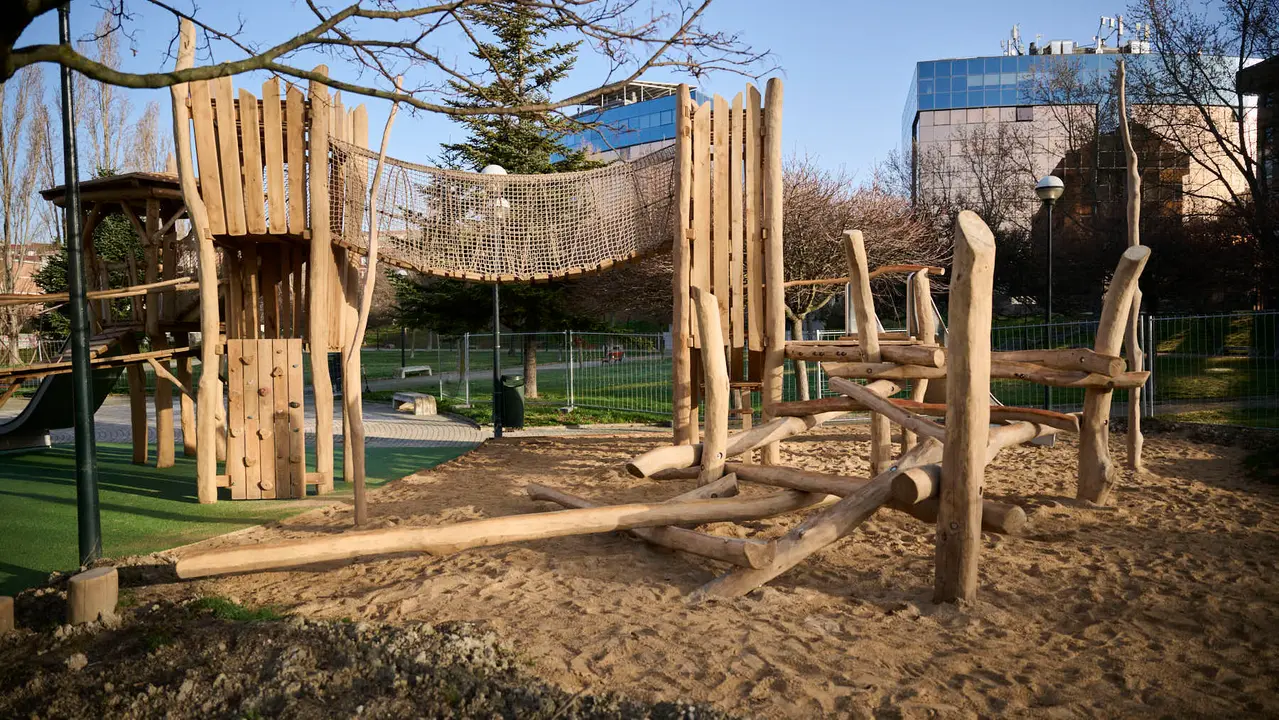 La Gerencia y la Comisi&oacute;n de Urbanismo del Ayuntamiento de Pamplona visitan la nueva zona de juegos infantiles que se ha instalado en el parque Tom&aacute;s Caballero. PABLO LASAOSA