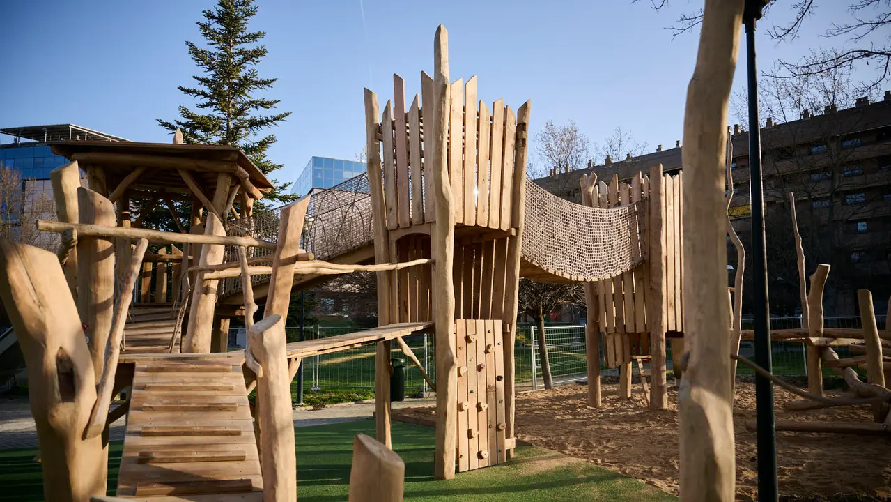 La Gerencia y la Comisi&oacute;n de Urbanismo del Ayuntamiento de Pamplona visitan la nueva zona de juegos infantiles que se ha instalado en el parque Tom&aacute;s Caballero. PABLO LASAOSA
