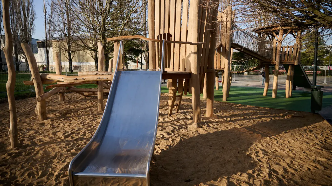 La Gerencia y la Comisi&oacute;n de Urbanismo del Ayuntamiento de Pamplona visitan la nueva zona de juegos infantiles que se ha instalado en el parque Tom&aacute;s Caballero. PABLO LASAOSA