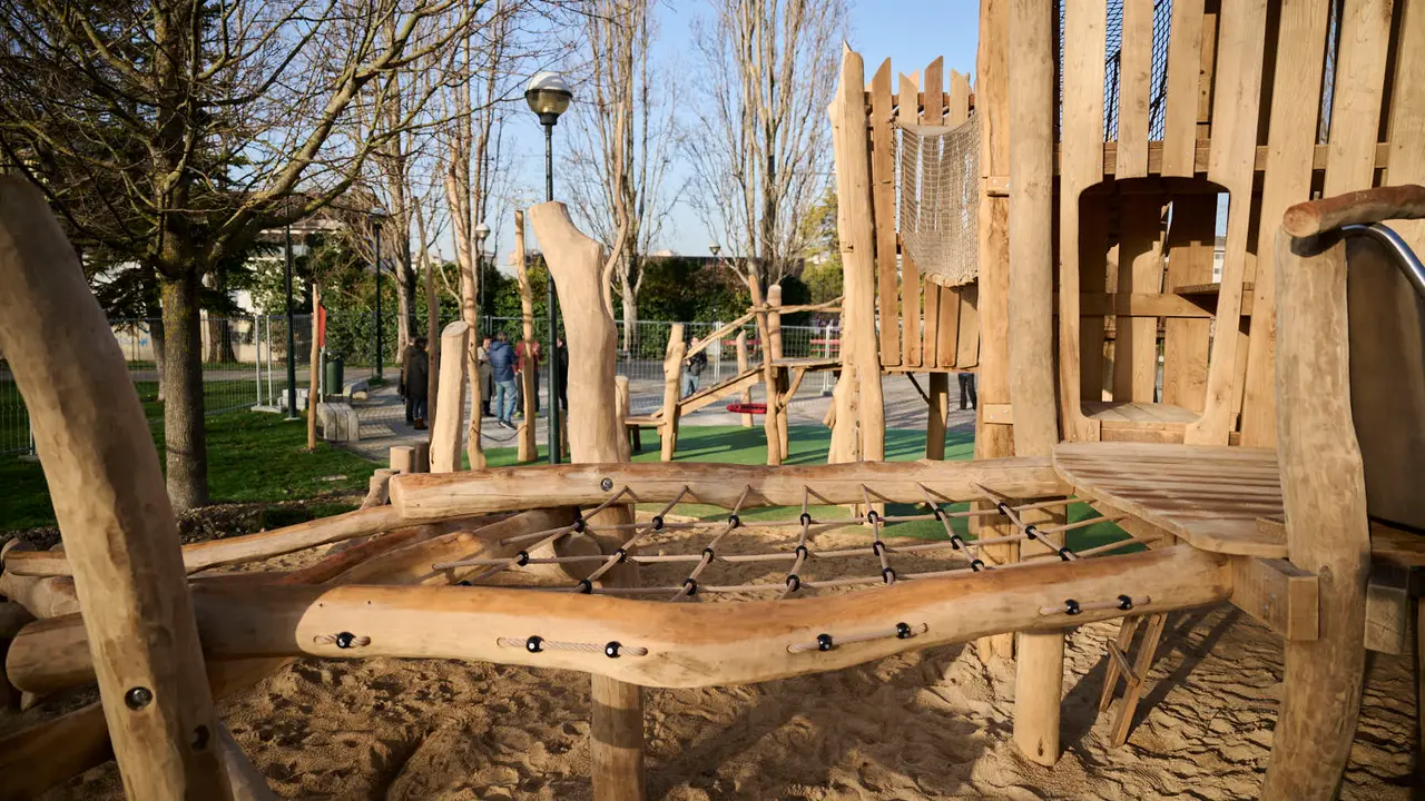 La Gerencia y la Comisi&oacute;n de Urbanismo del Ayuntamiento de Pamplona visitan la nueva zona de juegos infantiles que se ha instalado en el parque Tom&aacute;s Caballero. PABLO LASAOSA
