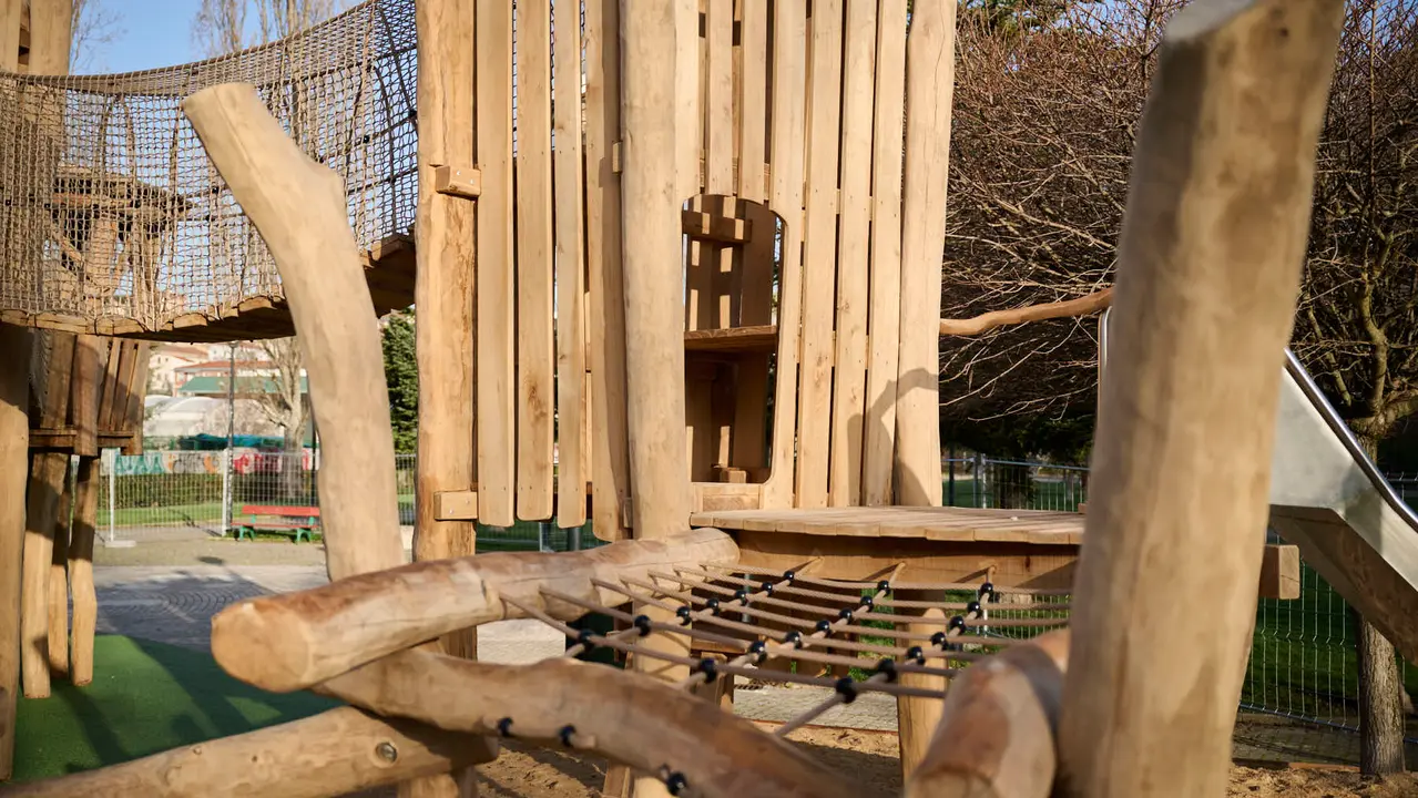 La Gerencia y la Comisi&oacute;n de Urbanismo del Ayuntamiento de Pamplona visitan la nueva zona de juegos infantiles que se ha instalado en el parque Tom&aacute;s Caballero. PABLO LASAOSA