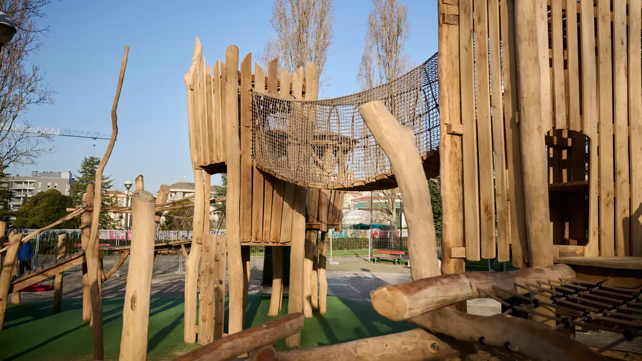 La Gerencia y la Comisi&oacute;n de Urbanismo del Ayuntamiento de Pamplona visitan la nueva zona de juegos infantiles que se ha instalado en el parque Tom&aacute;s Caballero. PABLO LASAOSA