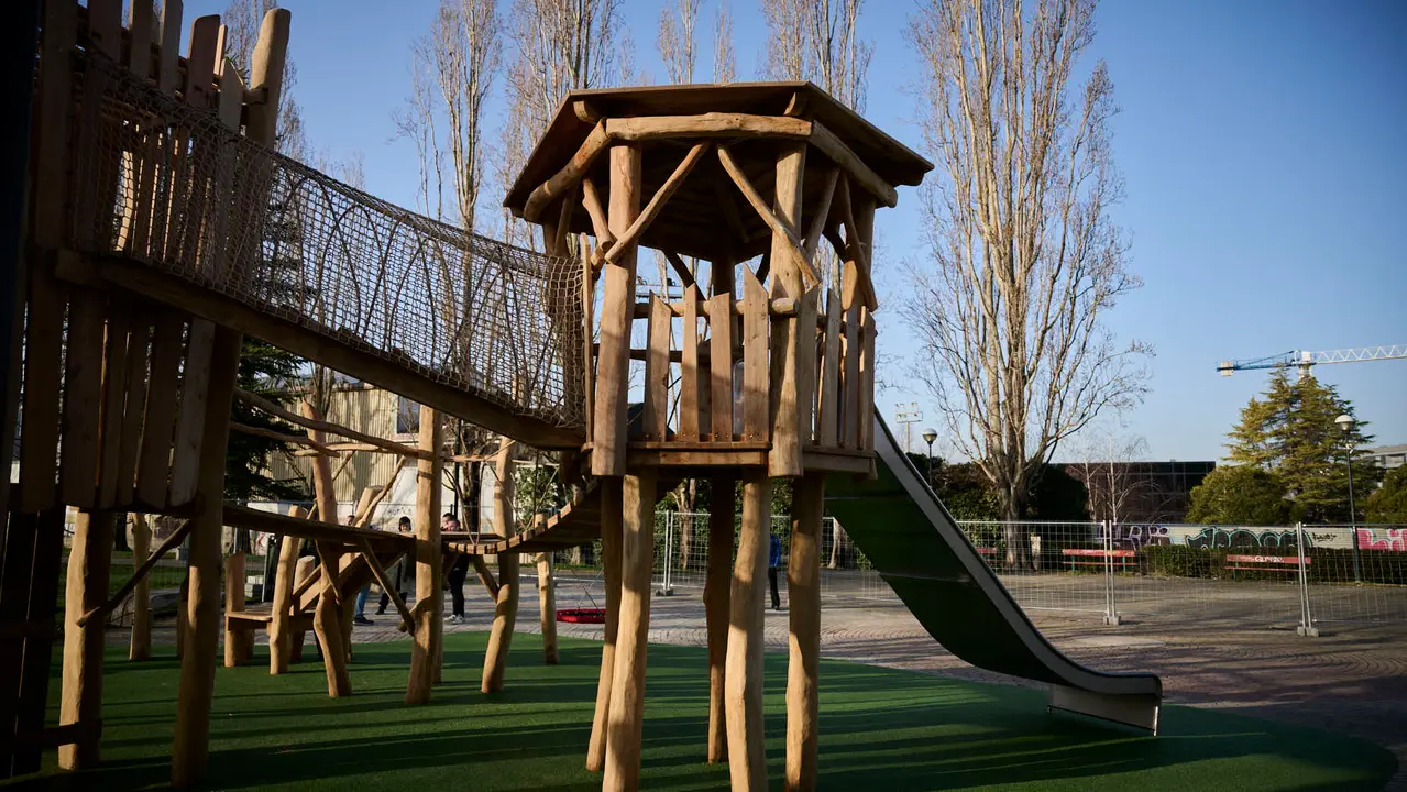 La Gerencia y la Comisi&oacute;n de Urbanismo del Ayuntamiento de Pamplona visitan la nueva zona de juegos infantiles que se ha instalado en el parque Tom&aacute;s Caballero. PABLO LASAOSA