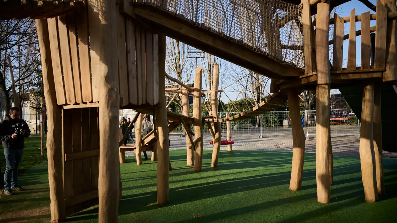 La Gerencia y la Comisi&oacute;n de Urbanismo del Ayuntamiento de Pamplona visitan la nueva zona de juegos infantiles que se ha instalado en el parque Tom&aacute;s Caballero. PABLO LASAOSA