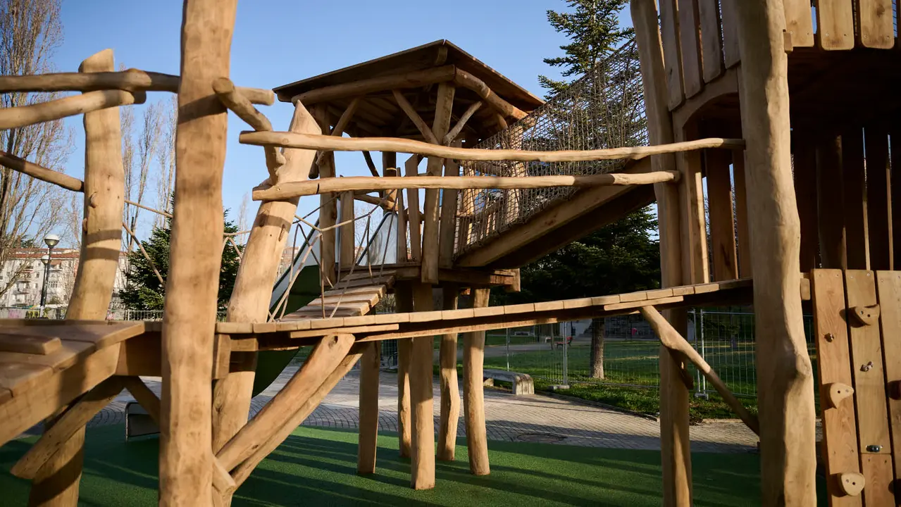 La Gerencia y la Comisi&oacute;n de Urbanismo del Ayuntamiento de Pamplona visitan la nueva zona de juegos infantiles que se ha instalado en el parque Tom&aacute;s Caballero. PABLO LASAOSA