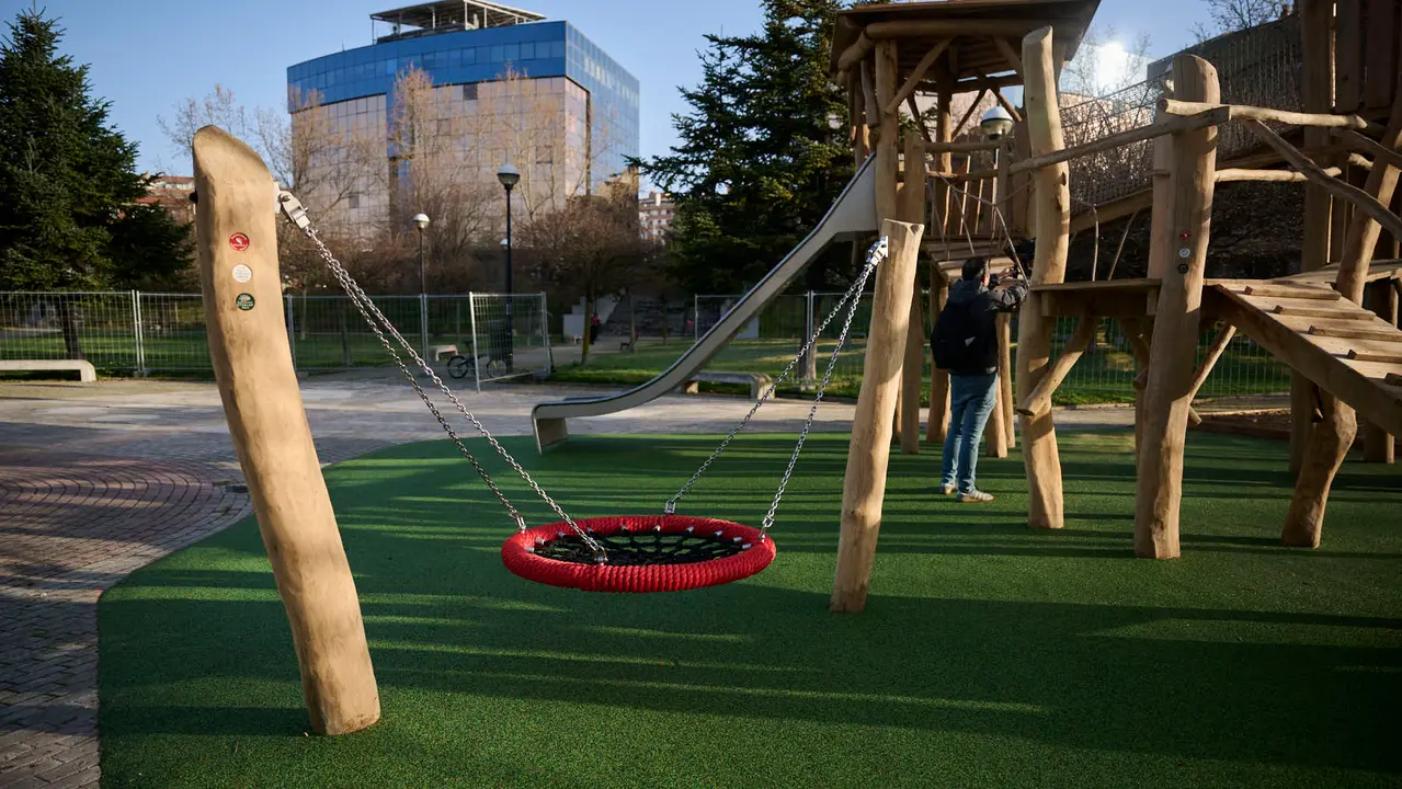 La Gerencia y la Comisi&oacute;n de Urbanismo del Ayuntamiento de Pamplona visitan la nueva zona de juegos infantiles que se ha instalado en el parque Tom&aacute;s Caballero. PABLO LASAOSA