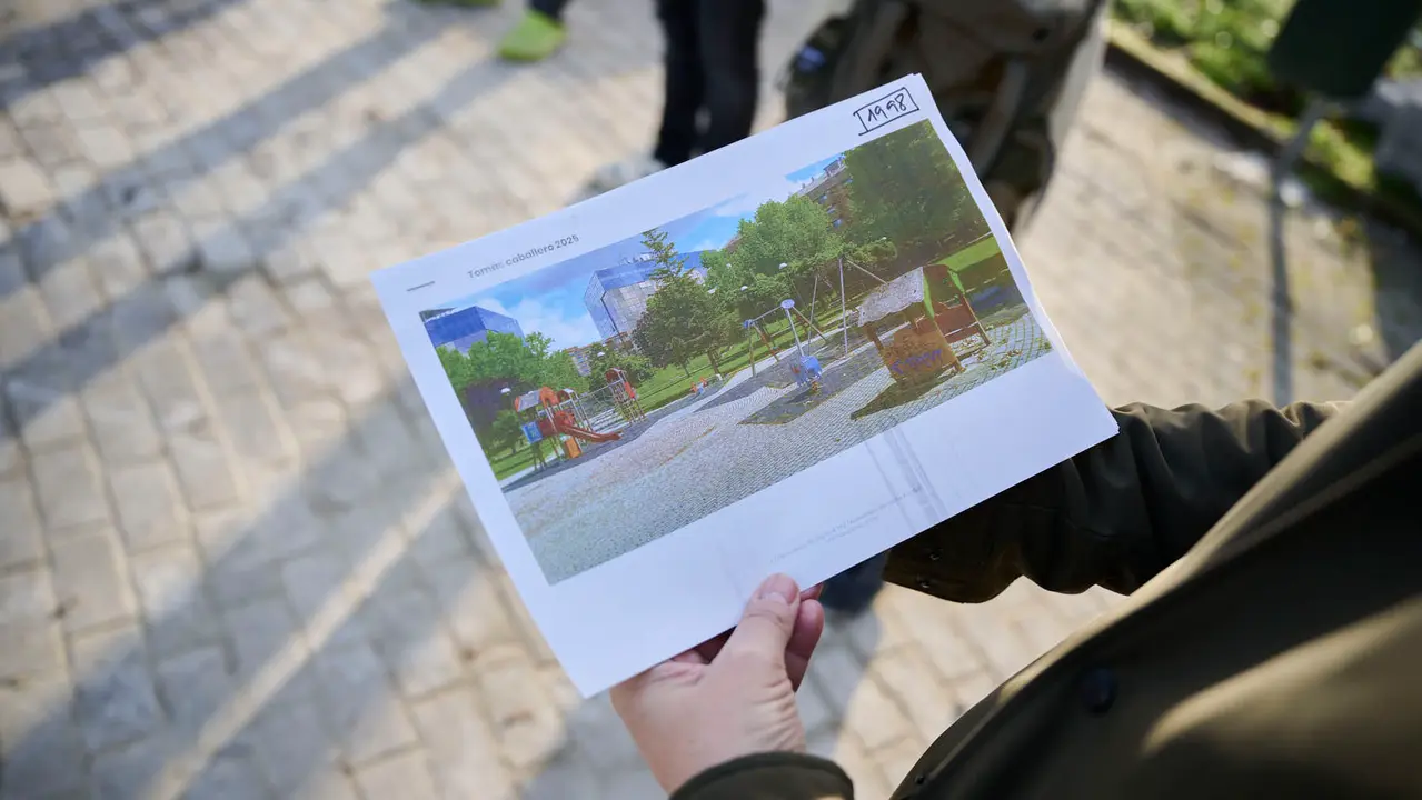 La Gerencia y la Comisi&oacute;n de Urbanismo del Ayuntamiento de Pamplona visitan la nueva zona de juegos infantiles que se ha instalado en el parque Tom&aacute;s Caballero. PABLO LASAOSA