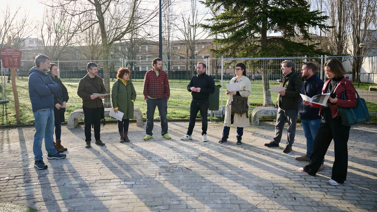 La Gerencia y la Comisi&oacute;n de Urbanismo del Ayuntamiento de Pamplona visitan la nueva zona de juegos infantiles que se ha instalado en el parque Tom&aacute;s Caballero. PABLO LASAOSA