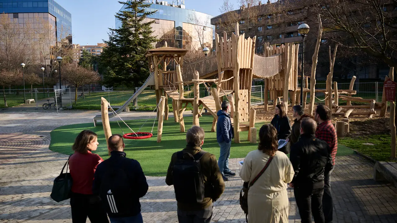 La Gerencia y la Comisi&oacute;n de Urbanismo del Ayuntamiento de Pamplona visitan la nueva zona de juegos infantiles que se ha instalado en el parque Tom&aacute;s Caballero. PABLO LASAOSA
