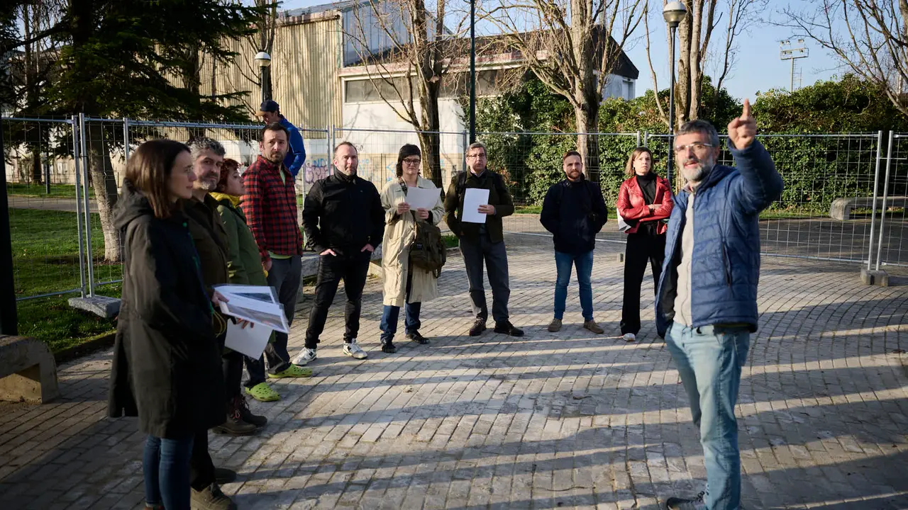 La Gerencia y la Comisi&oacute;n de Urbanismo del Ayuntamiento de Pamplona visitan la nueva zona de juegos infantiles que se ha instalado en el parque Tom&aacute;s Caballero. PABLO LASAOSA